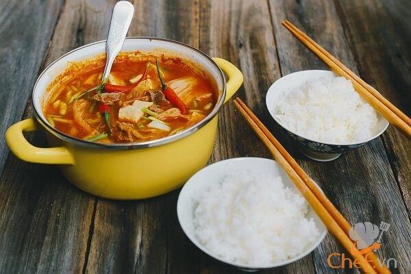 Cách nấu canh kim chi đậu phụ và thịt bò kiểu Hàn Quốc