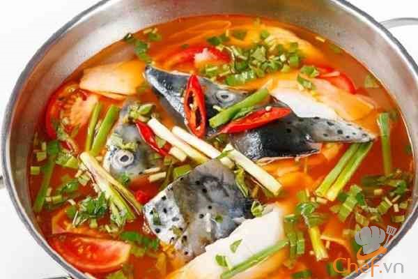 Cách nấu lẩu cá hồi măng chua hấp dẫn, không tanh