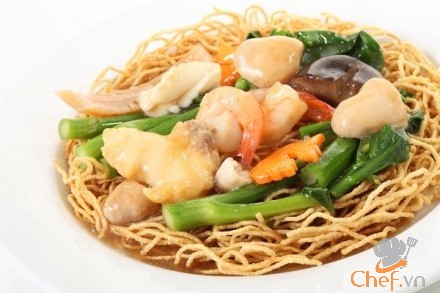 Cách làm mì xào giòn thập cẩm với nước xốt ngon đơn giản tại nhà