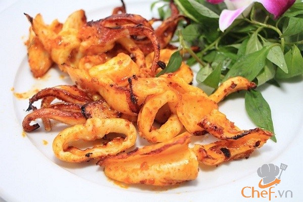 Cách làm mực nướng ngon đơn giản với: sa tế, muối ớt và chao
