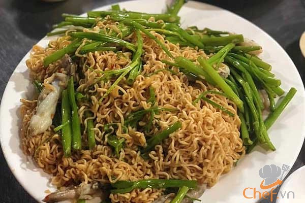 Không thể rời đũa với món ốc móng tay xào rau muống mì gói