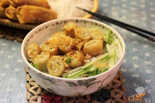 Bún chả giò giòn rụm ngọt thơm