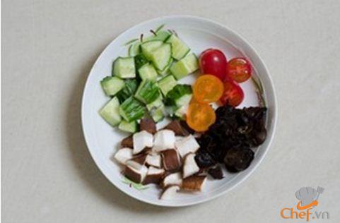 salad-tom-thanh-dam-va-day-mau-sac