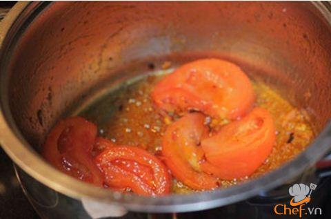 Cơm thố với cá sốt dưa chua