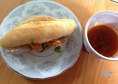 Độc lạ món bánh mì kẹp bột lọc đặc sản xứ Huế